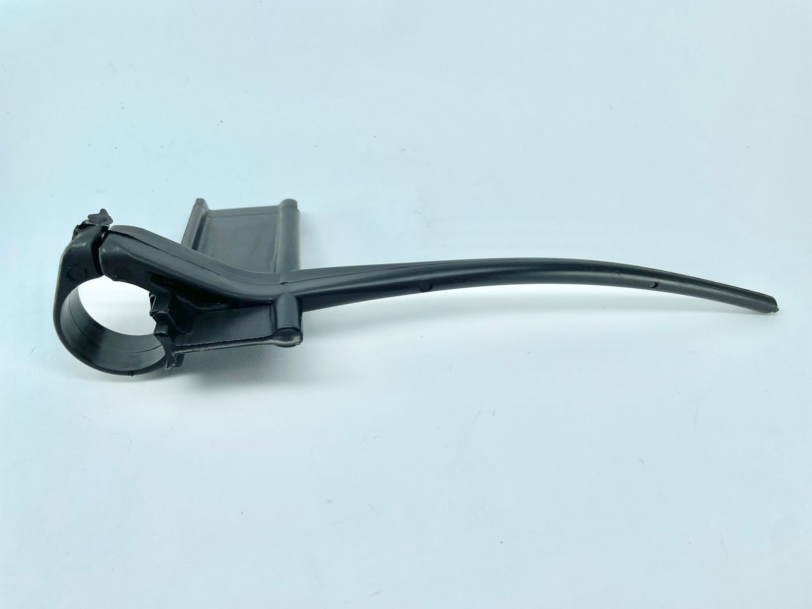 Z4782 - DEDO RECOLHEDOR MOLINETE ABA ESQUERDO - 86608284 - AH166940 / NEW HOLLAND / JOHN DEERE